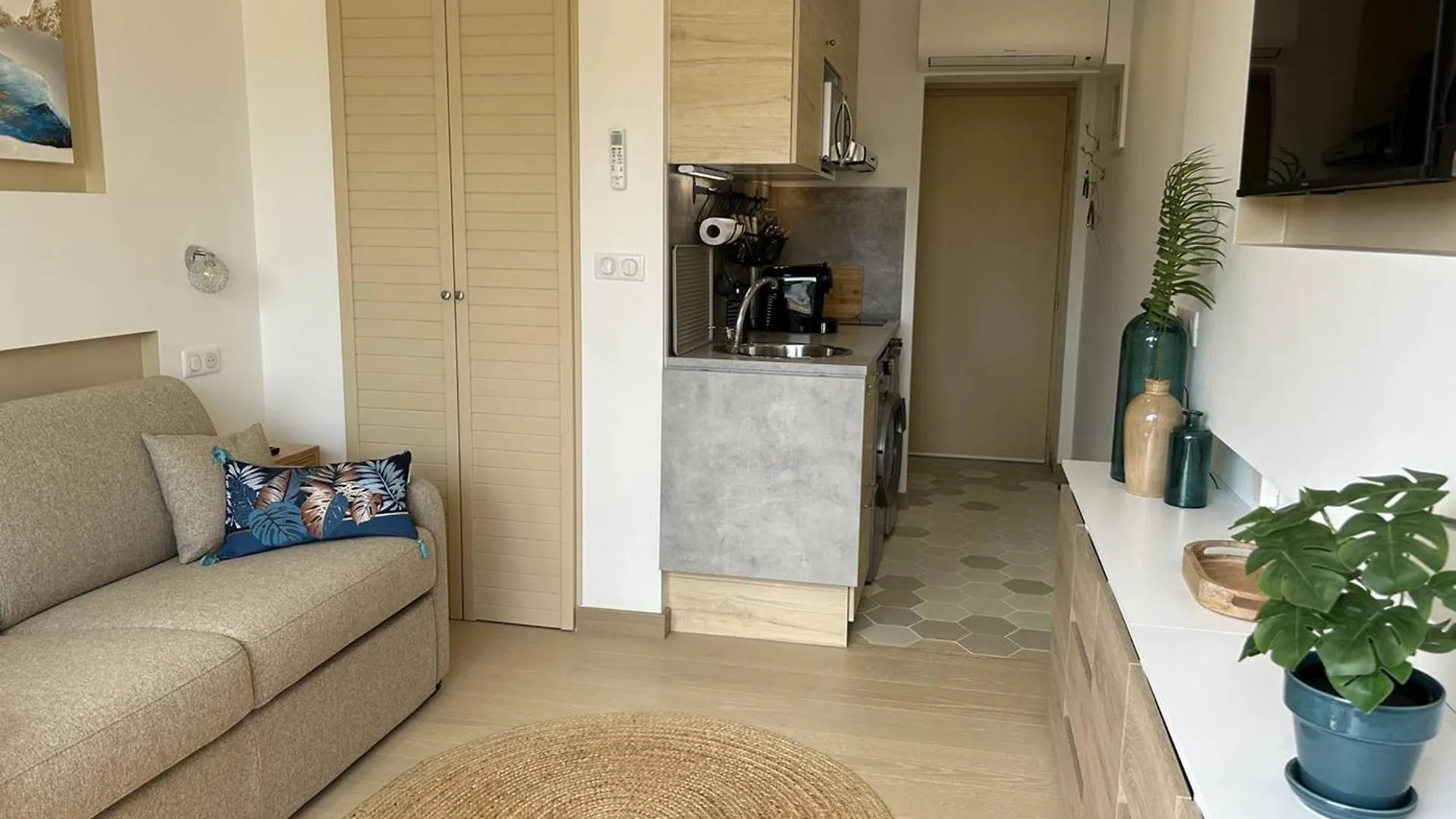 Studio Climatise A 200M De La Plage Avec Balcon, Parking Et Menage Inclus - Bormes-Les-Mimosas - Fr-1-251-836 0*,  France