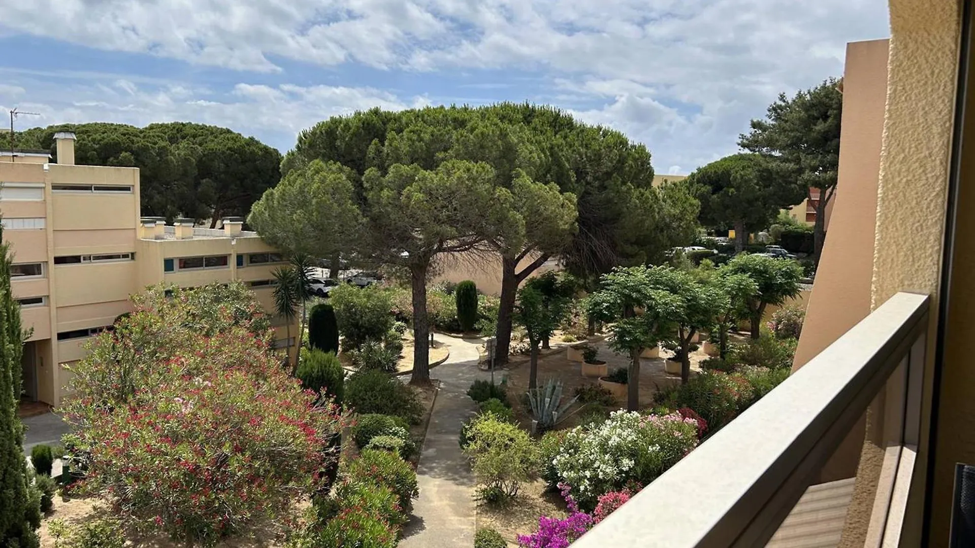 Appartement Studio Climatise A 200M De La Plage Avec Balcon, Parking Et Menage Inclus - Bormes-Les-Mimosas - Fr-1-251-836