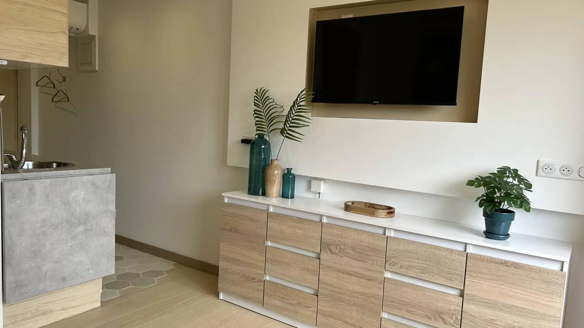 Apartment Studio Climatise A 200M De La Plage Avec Balcon, Parking Et Menage Inclus - Bormes-Les-Mimosas - Fr-1-251-836