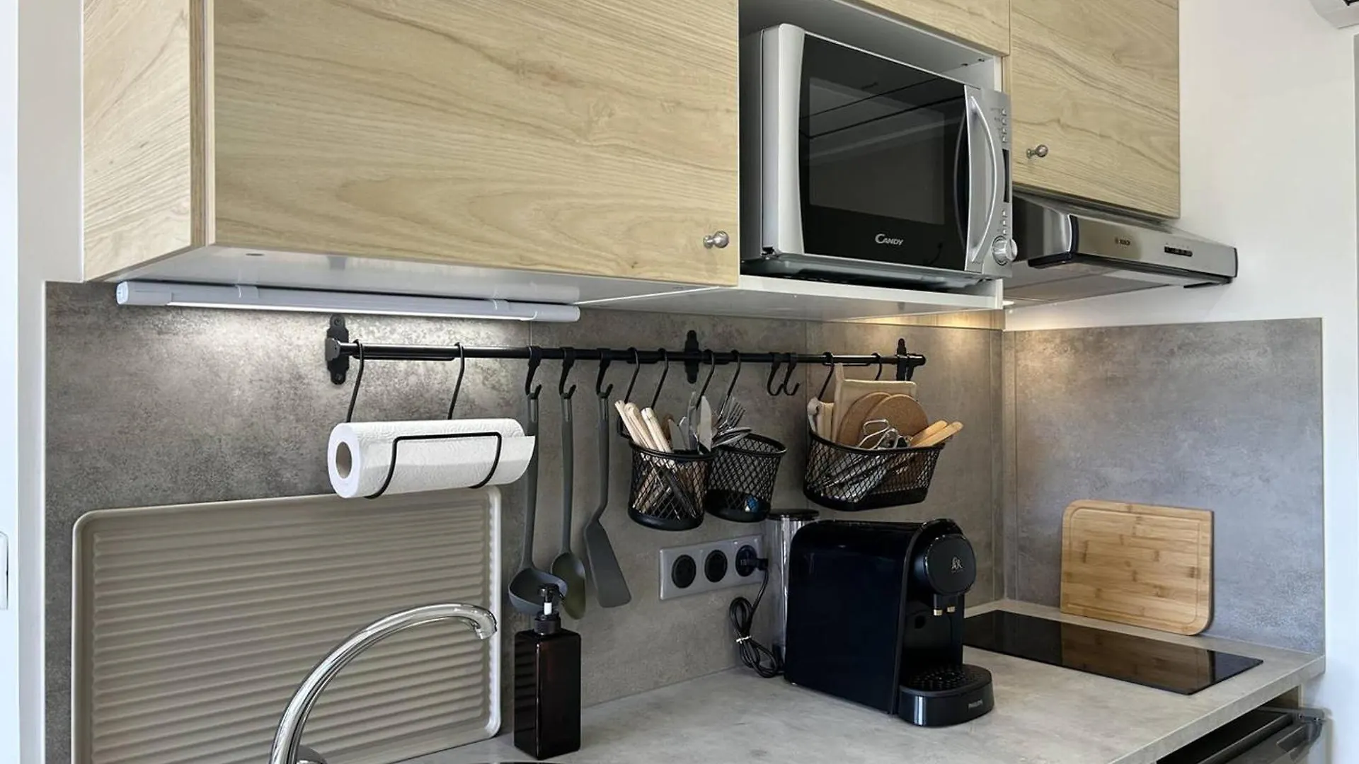 Apartment Studio Climatise A 200M De La Plage Avec Balcon, Parking Et Menage Inclus - Bormes-Les-Mimosas - Fr-1-251-836 France