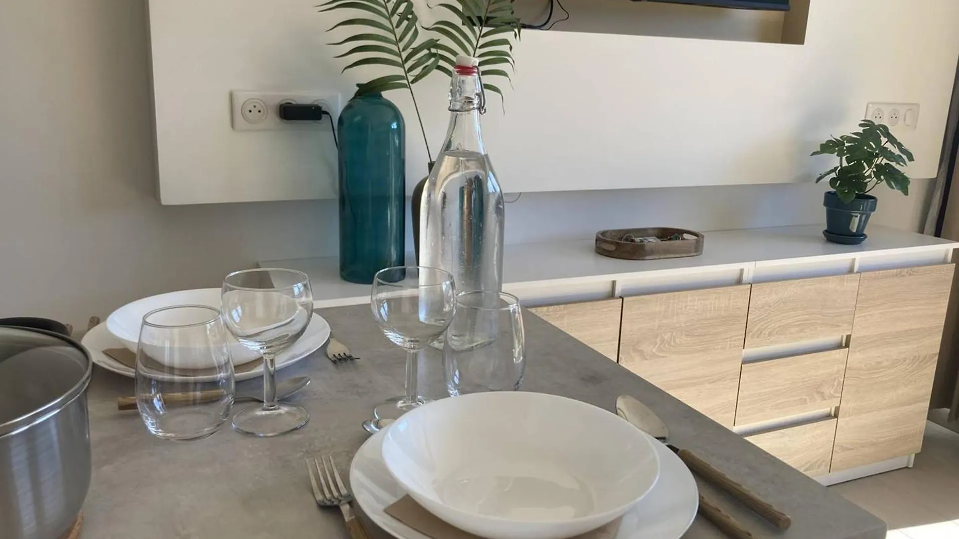 Studio Climatise A 200M De La Plage Avec Balcon, Parking Et Menage Inclus - Bormes-Les-Mimosas - Fr-1-251-836 Apartment